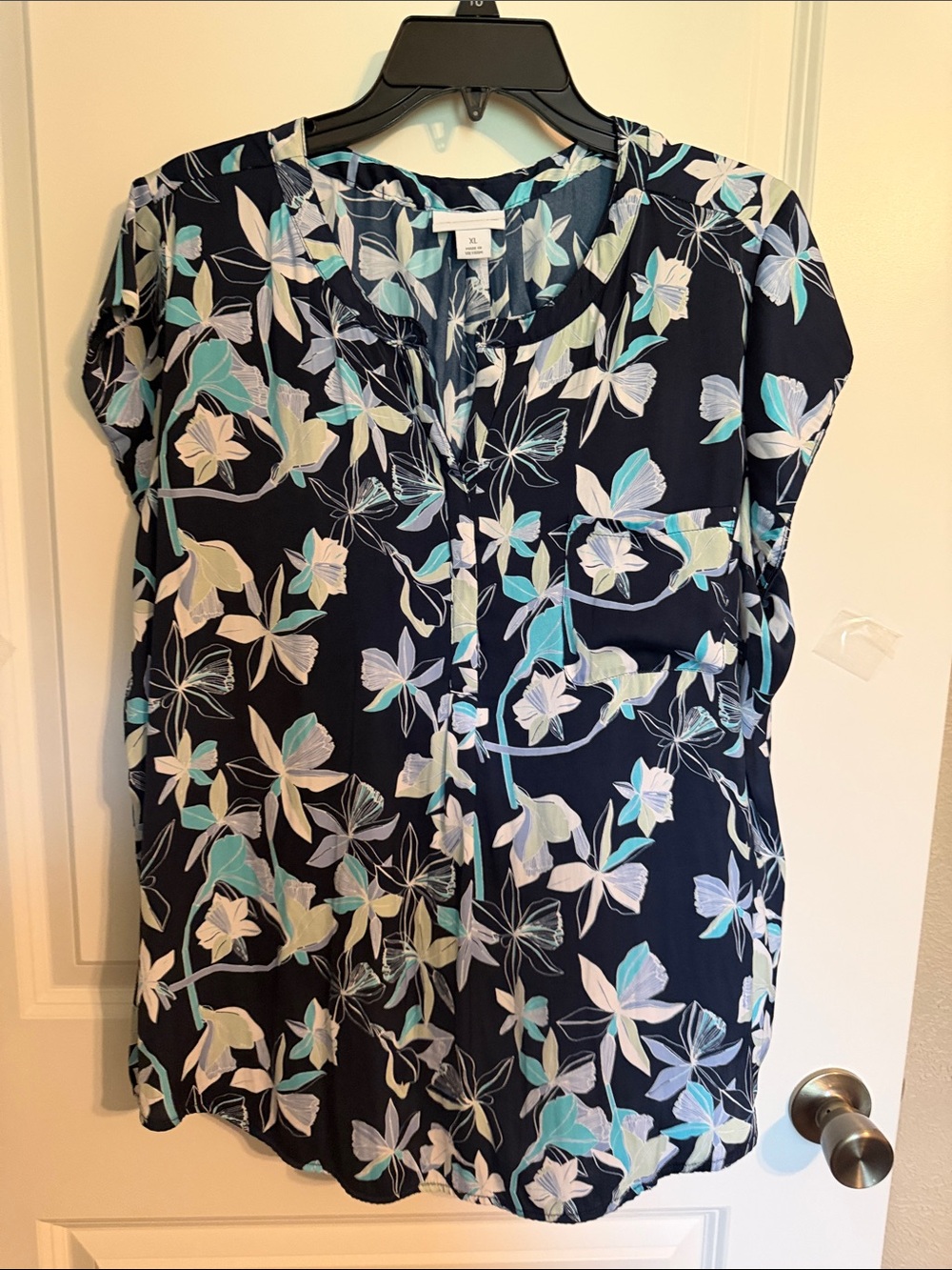 Liz Claiborne Navy Floral Short-Sleeve Top with White and Aqua Flowers